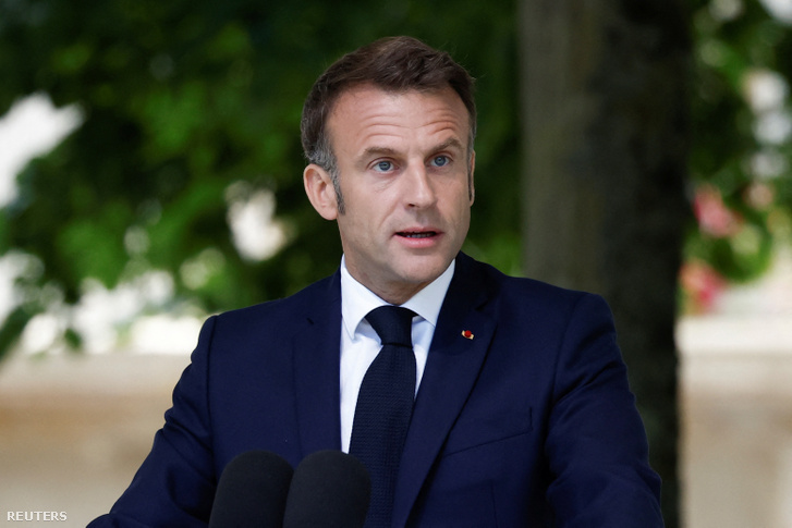 Emmanuel Macron francia elnök a franciaországi Bayeux-ben, a Charles de Gaulle téren 2024. június 7-én
