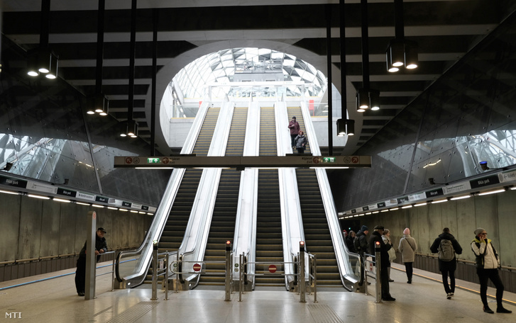 Az M4-es metró Bikás parki állomásának a felszínre vezető mozgólépcsője a Kelenföld vasútállomás és Újbuda-központ között, a főváros XI. kerületében 2020-ban