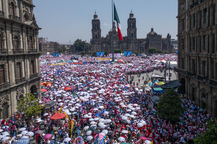 Légi felvétel az ellenzéki pártok támogatására rendezett nagygyűlésről a mexikóvárosi Zocalo főtéren Mexikóvárosban 2024. május 19-én