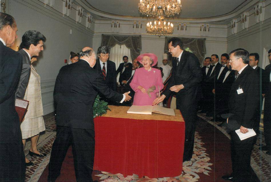 Erzsébet királynő 1993. május 5-én érkezett férjével a Gundel Étterembe, ahol szemmel láthatóan remekül érezte magát.