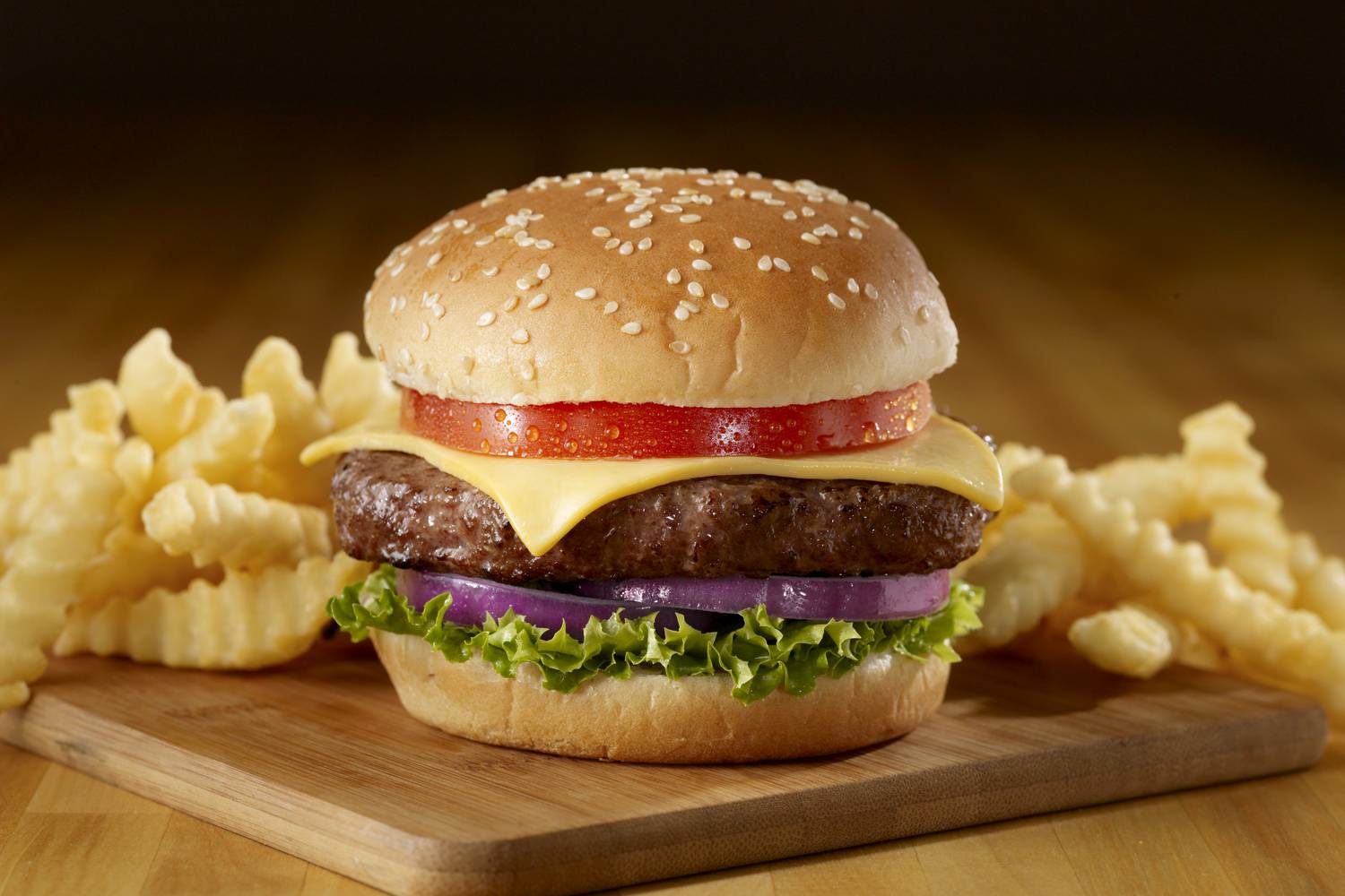 Ide tartoznak az olyan gyorsételek, mint a hamburgerek, amik általában magas telítettzsír- és kalóriatartalommal bírnak, és jelentős mennyiségű feldolgozott szénhidrát található bennük, melyek károsan hatnak az egészségre.