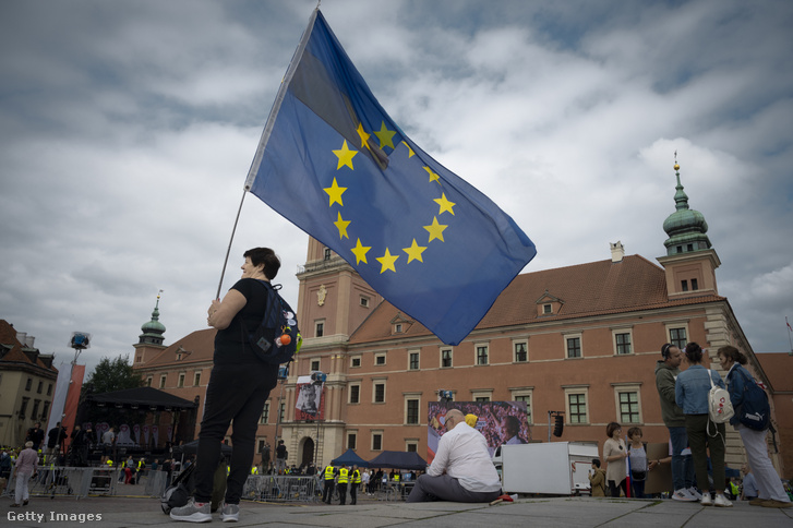 Egy nő tartja az Európai Unió zászlóját Varsóban 2024. június 4-én