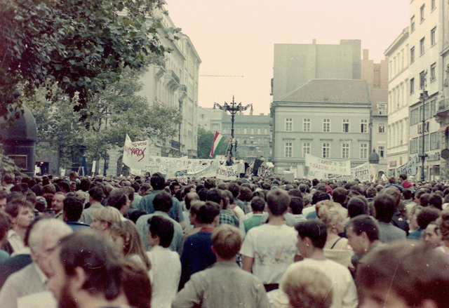 Tüntetés a Vörösmarty téren a vízlépcsőrendszer felépítése ellen 1988. május 27-én