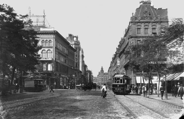 Rákóczi (Kerepesi) út az Astoria kereszteződésénél, szemben a Kossuth Lajos utca házsora, 1904