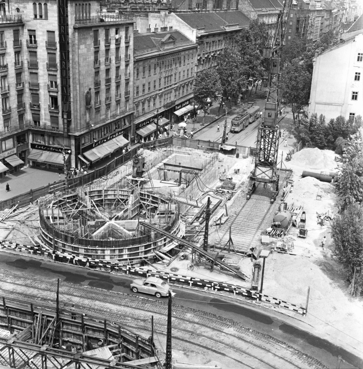 Az Astoria kereszteződés a Rákóczi út felé nézve, metrólejáró- és aluljáró-építés. Balra az MTA-lakóház, az alsó sarokban az aluljáró építésénél felhasznált Zagyva híd, 1963