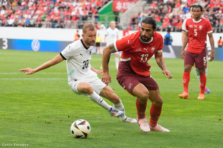 A svájci Ricardo Rodriguez küzd az osztrák Konrad Laimerrel az Eb előtti utolsó felkészülési mérkőzésen, amely 1–1-re végződött