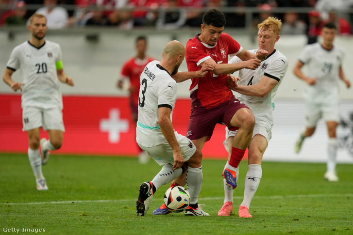Zeki Amdouni préseli át magát az osztrák védelmen, Nicolas Seiwald és Gernot Trauner igyekszik megállítani a selejtezőkön gólerős formát mutatott támadót