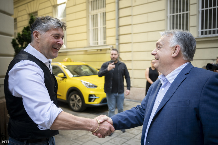 Szentgyörgyvölgyi Péter (Fidesz-KDNP) az V. kerület polgármestere fogadja Orbán Viktor miniszterelnököt a Fidesz elnökét a párt V. kerületi irodája előtt az önkormányzati európai parlamenti (EP-) és nemzetiségi választások napján 2024. június 9-én