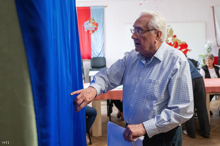 Róna Péter leadja a szavazatát a kisasszondi művelődési házban kialakított szavazókörben