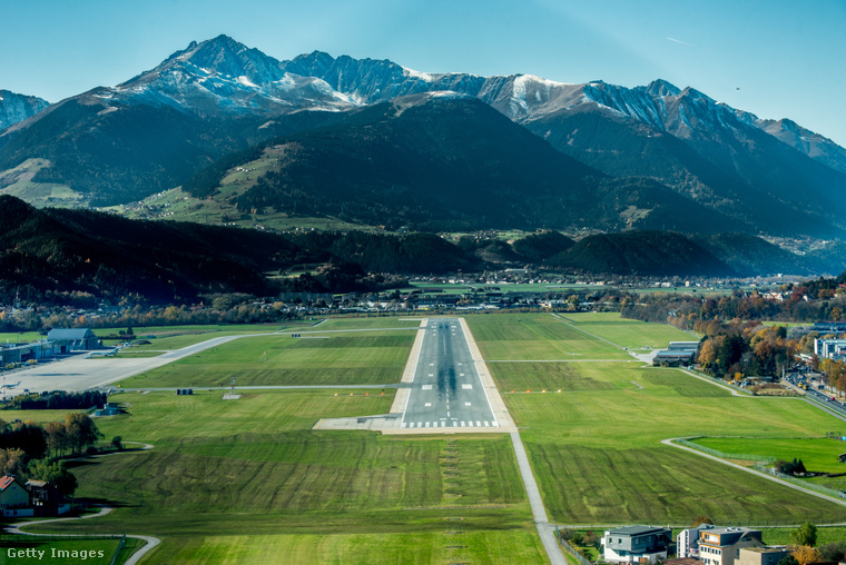 Innsbruck hegyekkel ölelt repülőtere. (Fotó: alex0208 / Getty Images Hungary)
