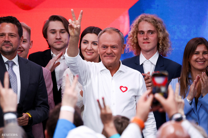 Donald Tusk lengyel miniszterelnök Rafal Trzaskowski varsói polgármester mellett az európai parlamenti választások eredményei után a Polgári Koalíció (KO) választási estjén Varsóban 2024. június 9-én