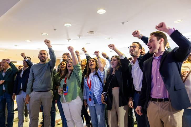 A Szocialista Párt (PS) támogatói a párt választási központjában, miután megtudták az európai parlamenti választások első eredményeit Lisszabonban, Portugáliában 2024. június 9-én