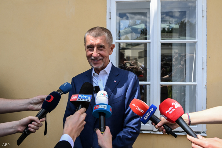 Andrej Babis az ellenzéki Elégedetlen Polgárok Akciója (ANO) tömörülés vezetője nyilatkozik a sajtó munkatársainak, miután leadta szavazatát az európai parlamenti választásokon Pruhonicében 2024. június 7-én