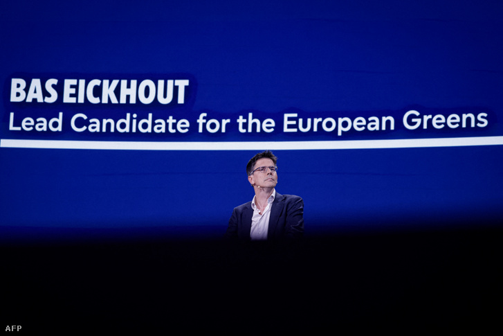Bas Eickhout a Zöldek Európai Szabad Szövetség párt európai bizottsági elnökjelöltje beszél a sajtónak az Európai Parlamentben Brüsszelben, a 2024. június 9-i európai parlamenti választások részeként