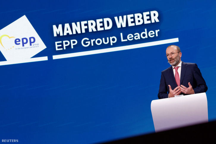 Manfred Weber beszédet tart az Európai Parlament épületében az eredmény kihirdetése után 2024. június 9-én