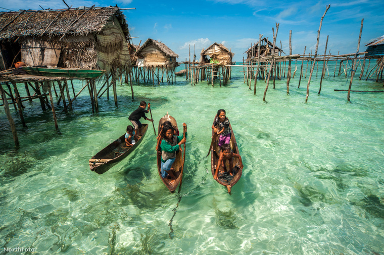 A Bajau-törzs cölöpökre épített házakban él a tengeren. (Fotó: Ck Ng / Northfoto)