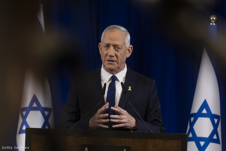 Benny Gantz az ország háborús kabinetjének tagja sajtótájékoztatón jelenti be lemondását 2024. június 9-én Tel-Avivban