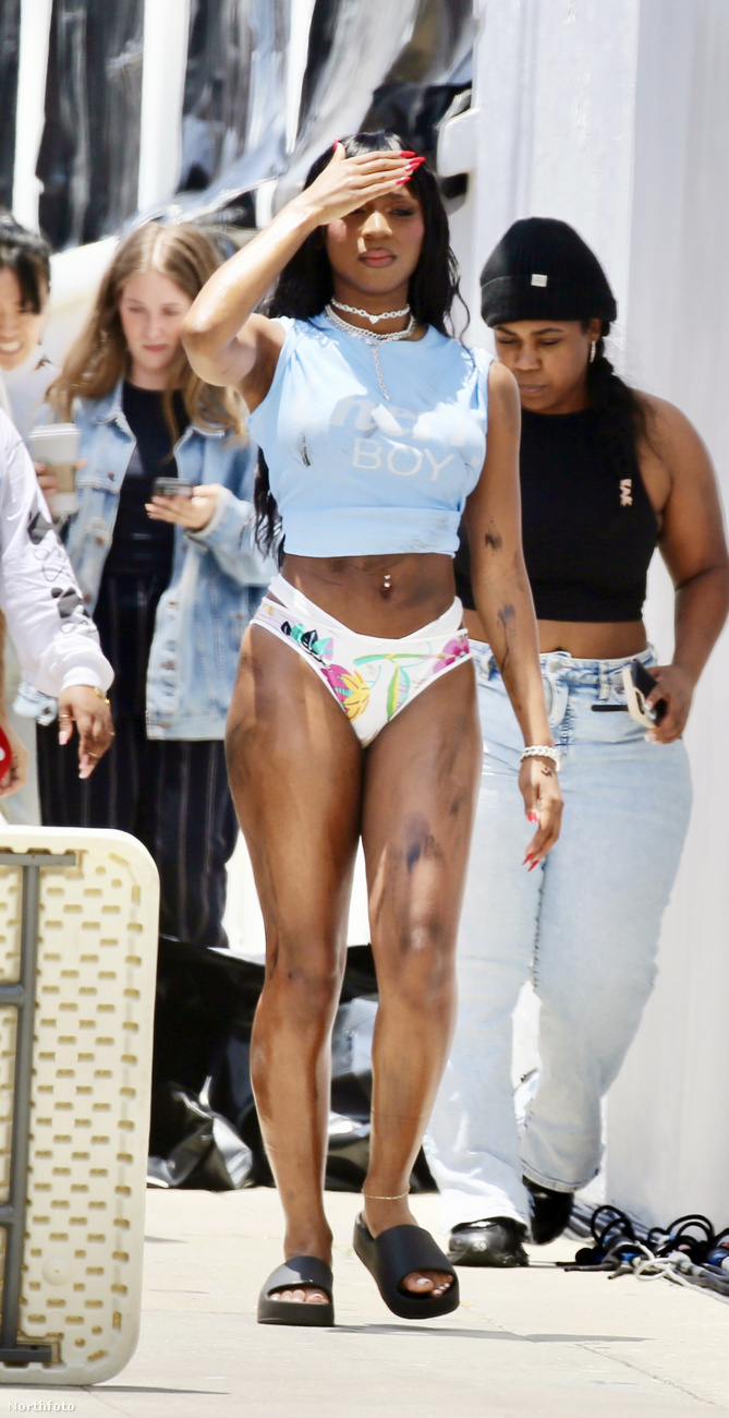 A Fifth Harmony egykori énekesnője, Normani bikiniben és olajfoltosan sétált Los Angeles utcáin
