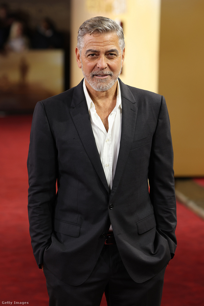 George Clooney (2024)A napjainkban 63 éves sztárnak kell is, hogy jól tartsa magát, hogy tudja tartani a lépést a gyönyörű feleségével, Amal Clooney-val, aki közel 20 évvel fiatalabb, mint ő.