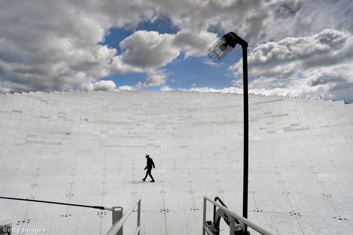 A kilátás a The Robert C. Byrd Green Bank Telescope tányérszintjéről a nyugat-virginiai Green Bankben, 2019. június 6-án