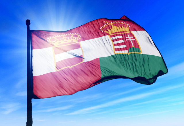 Az osztrák lobogó mellett a magyar zászlón is látható, hogy a címer szimbólumai mindenhol jól érvényesülnek