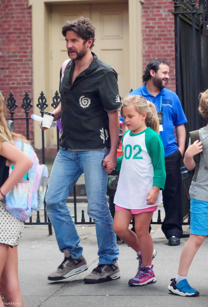 Bradley Coopert a lányával, a hét esztendős Lea de Seine-nyel örökítették meg a fotósok