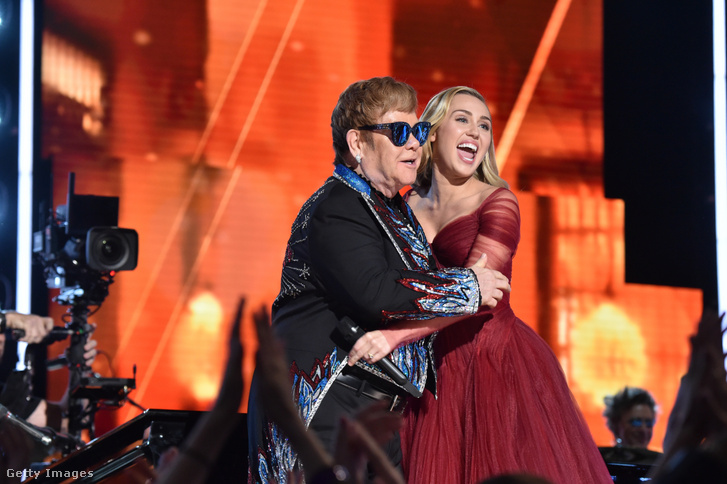 Elton John és Miley Cyrus nemcsak kollégák, de sorstársak is.