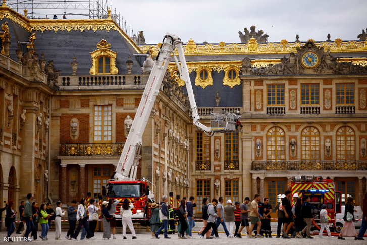 Látogatók a francia tűzoltók munkája közben a versailles-i kastélynál Versailles-ban, Franciaországban 2024. június 11-én