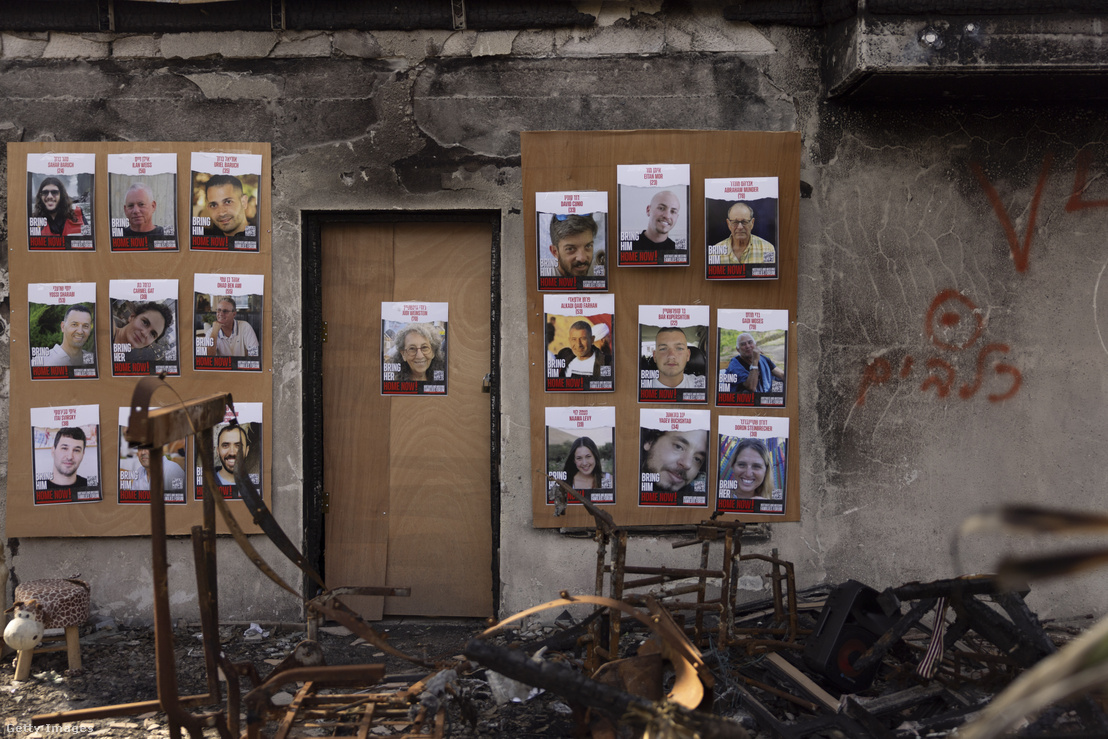 A Hamász által fogva tartott izraeli túszok plakátjai lógnak egy lerombolt házban 2023. december 20-án Be'eriben, Izraelben