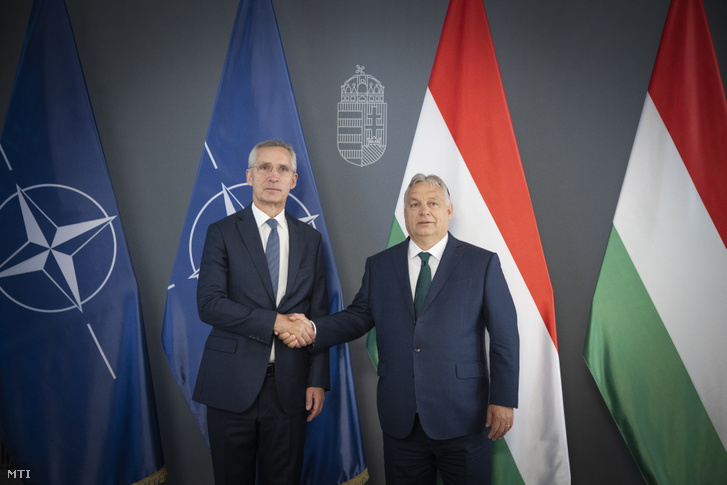 Orbán Viktor miniszterelnök (j) fogadja Jens Stoltenberg NATO-főtitkárt (b) a Karmelita kolostorban 2024. június 12-én