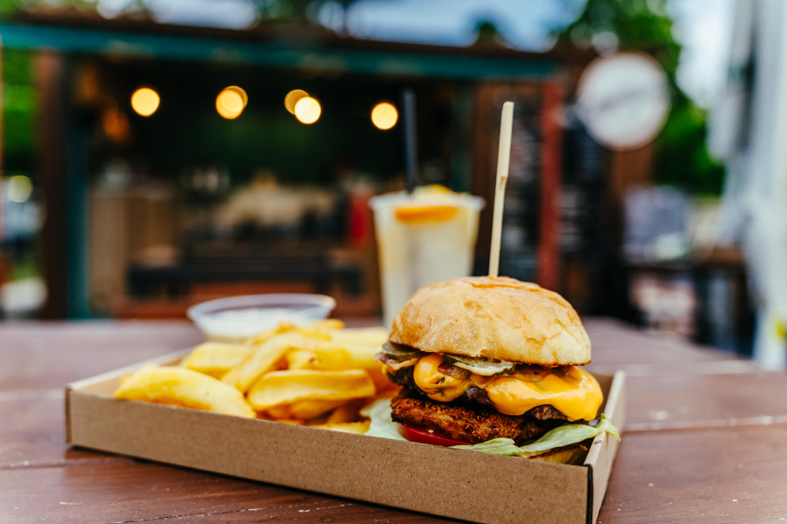 Az Egyálom burger tényleg mesés: marhahús, cheddar, bacon, hagymakarika, coleslaw saláta és sós uborka kerül bele