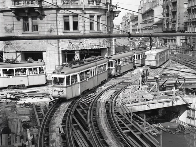 A metróépítés alatt a villamosok ideiglenes hidakon közlekedtek a Blaha Lujza téren