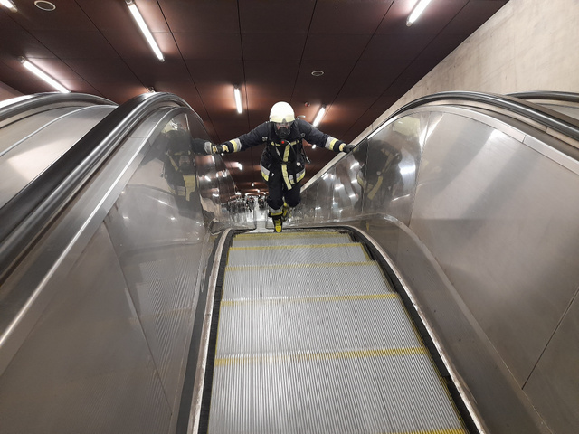 Tűzoltók küzdik le a metró mozgólépcsőjét a Szent Gellért téri állomáson