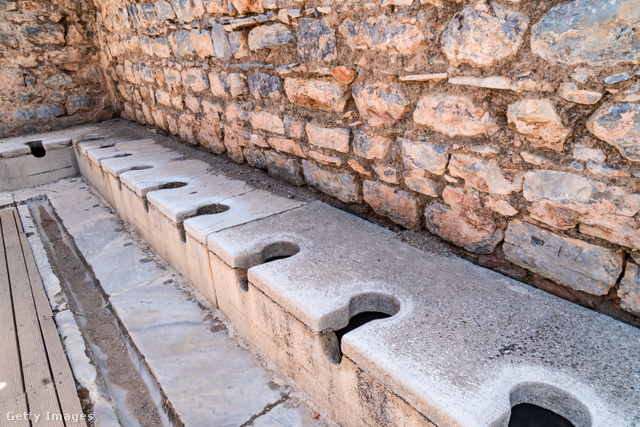 A Római Birodalomban a nyilvános vécék igazi közösségi terek voltak, a szemérem (és a járványok) viszont a történelem süllyesztőjébe dobták ezt az intézményt