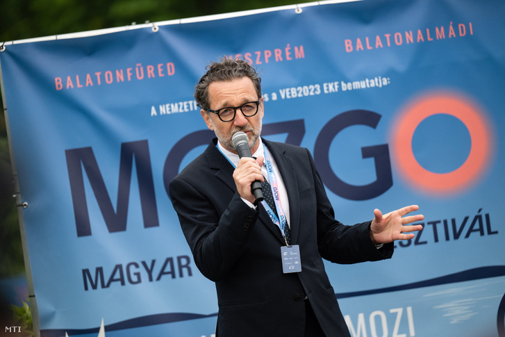 Csáky Attila fesztiváligazgató köszöntőt mond a Magyar Mozgókép Fesztivál, a MOZ.GO megnyitóján Veszprémben 2024. június 12-én
