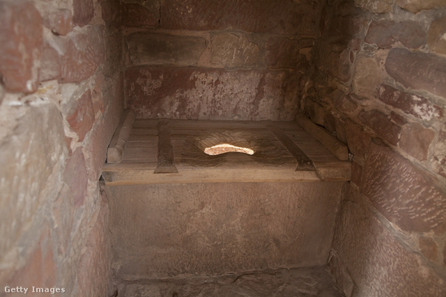 Középkori vécé: fény csak a pottyantó nyíláson át jött, vagyis használat közben sötétbe borulhatott a helyiség