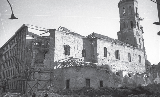 A budavári Mária Magdolna-torony és a mögötte álló templom bontás előtt