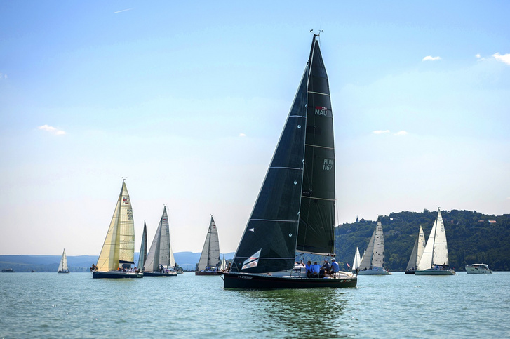 A Media Regatta nevezői 22 hajóval vágnak neki a Balatonfüredről Tihanyig tartó versenyre