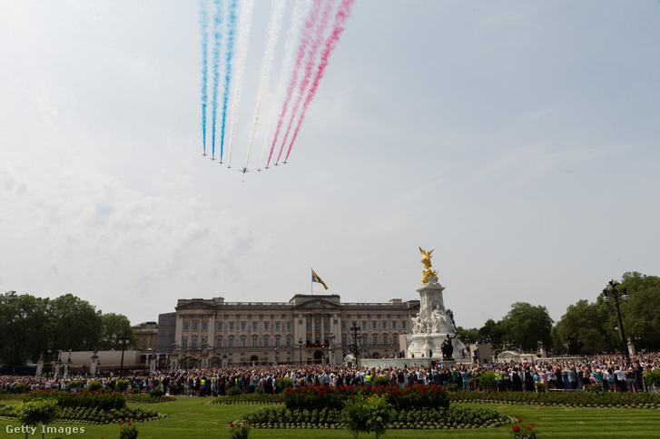 A Királyi Légierő a Buckingham-palota felett repül a londoni királyi születésnapi felvonuláson 2023. június 17-én