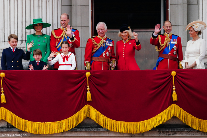 György herceg, Lajos walesi herceg, Charlotte hercegnő, III. Károly király, Camilla királynő, Edinburgh hercege és Edinburgh hercegnéje a londoni Buckingham-palota erkélyén 2023. június 17-én