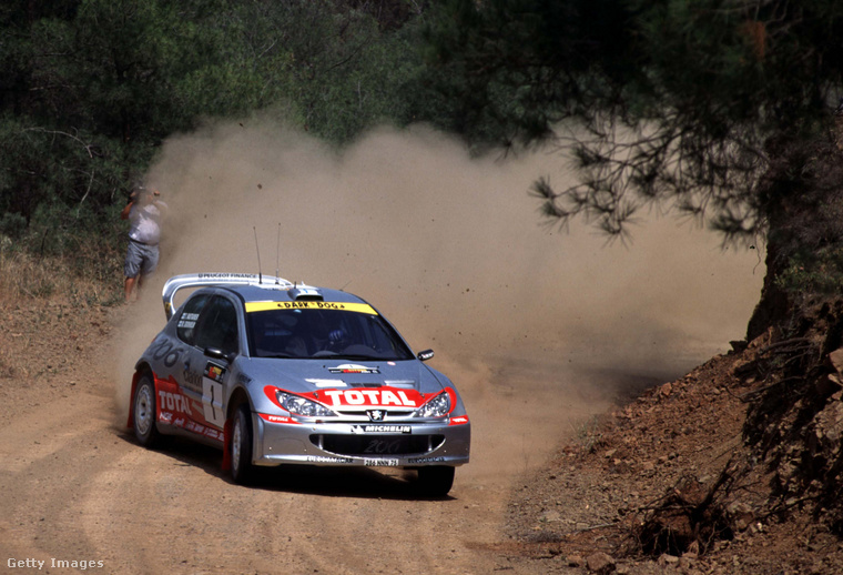 Peugeot 206 WRC – Kétszer is világbajnok lett A Peugeot 206 óriási telitalálat volt a maga idejében és az a helyzet, hogy a formája még most se fáradt el igazán