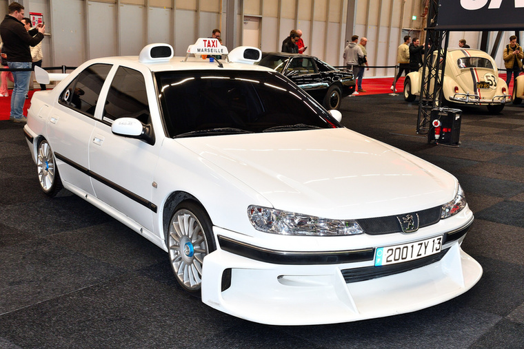 Peugeot 406 Taxi – Filmes legenda, amit mindenki ismer&nbsp;Ha érdekes Peugeot-król van szó, nem maradhat ki az egyik leghíresebb filmes autó, vagyis az átalakított 406, amit a Taxi filmekben használtak