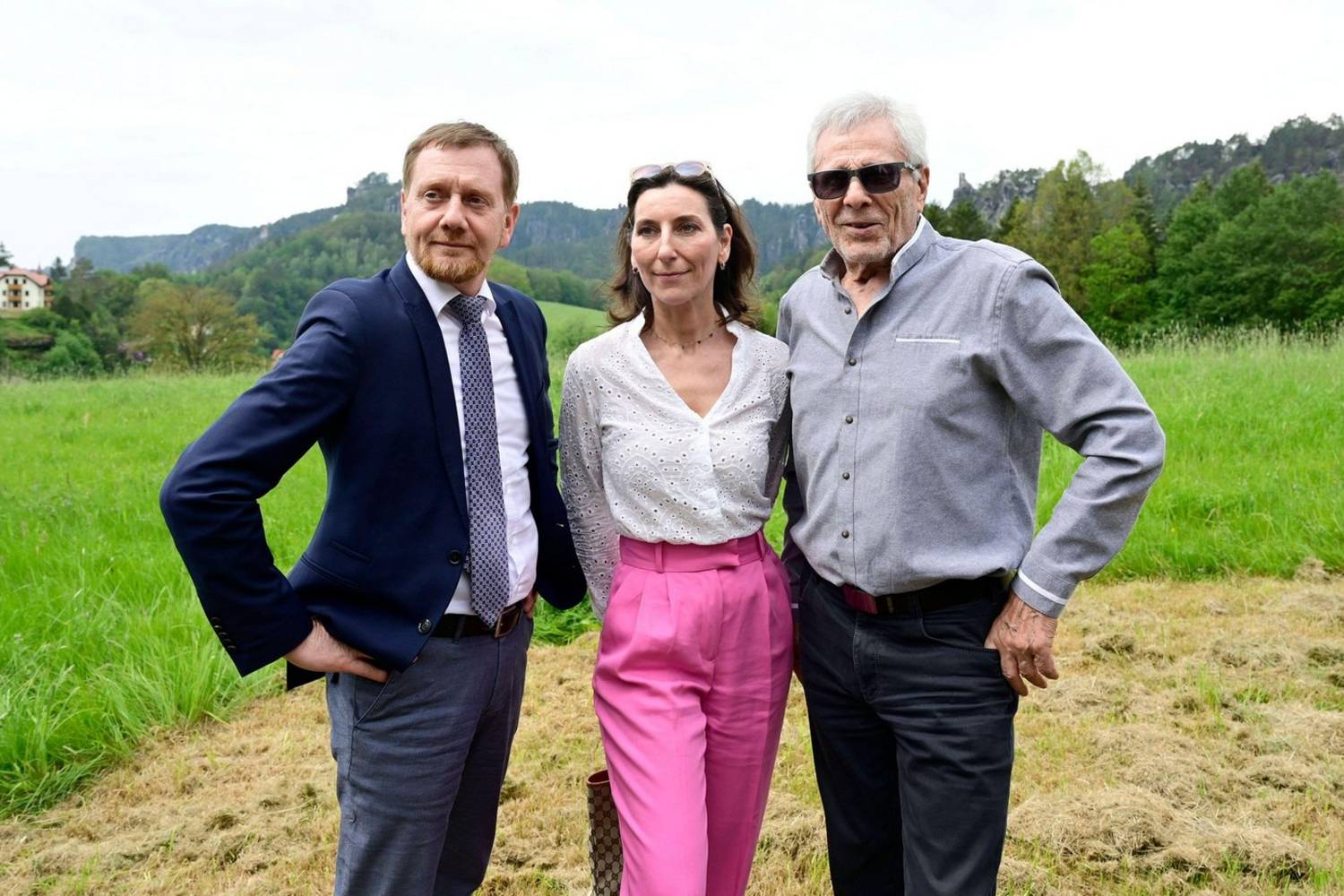 Gojko Mitic itt a párjával és Michael Kretschmerrel, Szászország miniszterelnökével pózolt együtt.