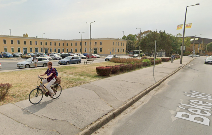 Szabálytalanul a járdán közlekedő kerékpárosok a székesfehérvári vasútállomás előtt. Kép forrása: Google Maps