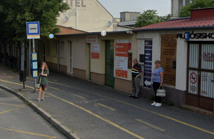 Ez a buszmegálló annyira veszélyes, hogy az utasok azt se tudják hol várjanak a buszra úgy, hogy biztonságban legyenek. Kép forrása: Google Maps