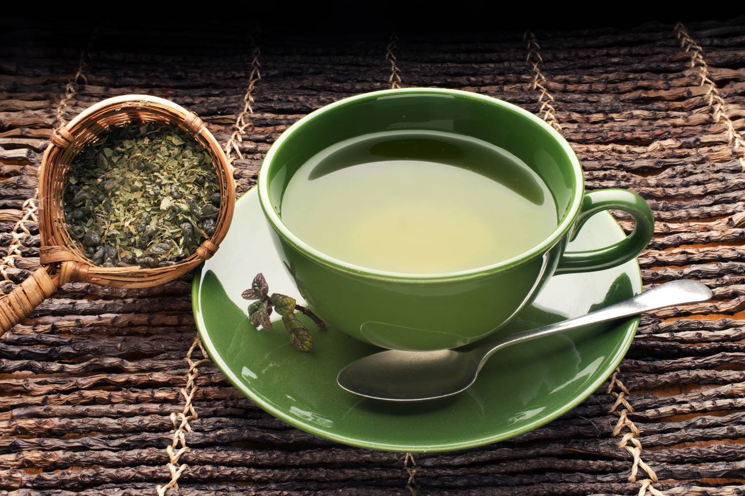 A zöld tea katechineket, különösen epigallokatekin-gallátot (EGCG) tartalmaz, amelyek serkentik az anyagcserét, és elősegítik a zsír oxidációját. Ezenkívül a zöld teában lévő koffein is fokozza a zsírégetést és a zsigeri zsír csökkenését. Napi 2-3 csésze zöld tea fogyasztása ajánlott.