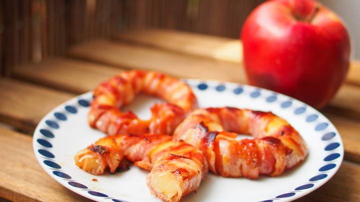 Baconbe tekert, sajttal sült almakarika: a kerti partik sztárja