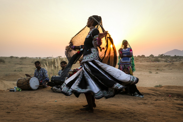 Több hónapos Indiai utazása során a kobra táncosokat is felkereste