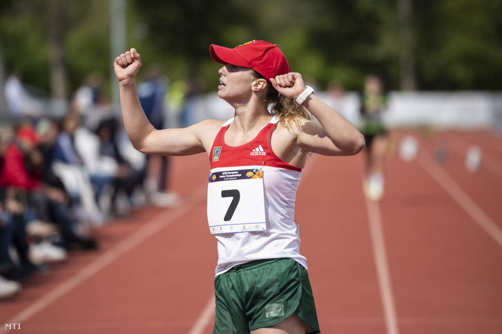 Az egyéni harmadik helyezett Gulyás Michelle a célban a székesfehérvári öttusa-Európa-bajnokság női kombinált versenyszámában a Bregyó Közi Regionális Atlétikai Központban 2022. szeptember 18-án