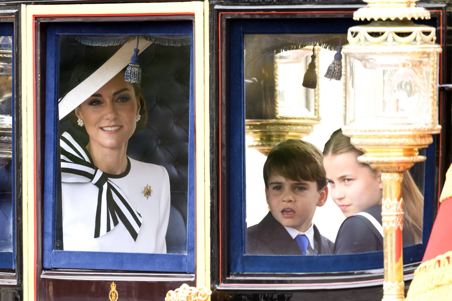Katalin hercegné egy lovas kocsiban utazott a gyermekeivel, amikor a parádé keretében a Buckingham-palotából elvonultak a Horse Guards Parade-ig.